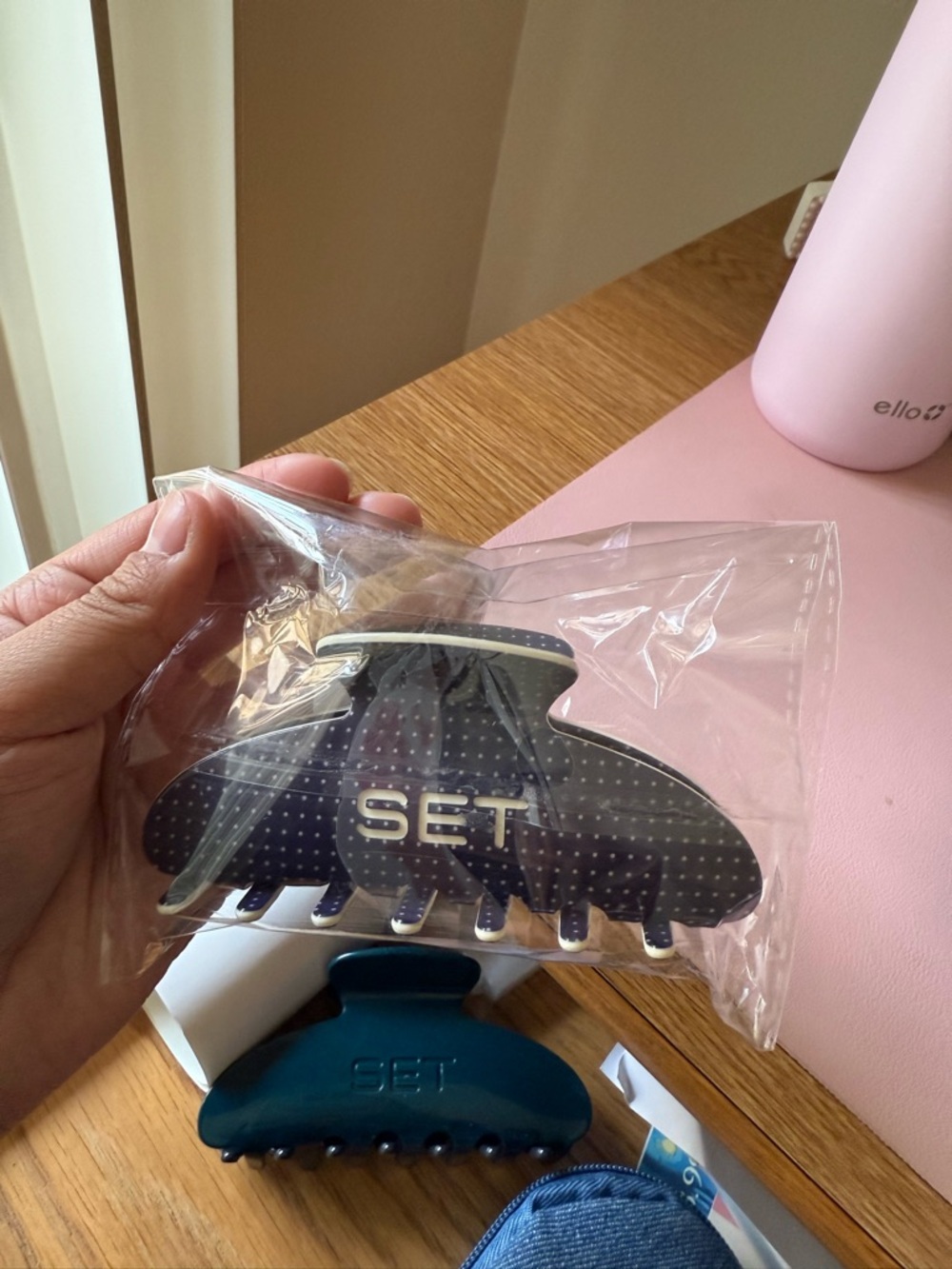 SET Active navy blue polka dot claw clip